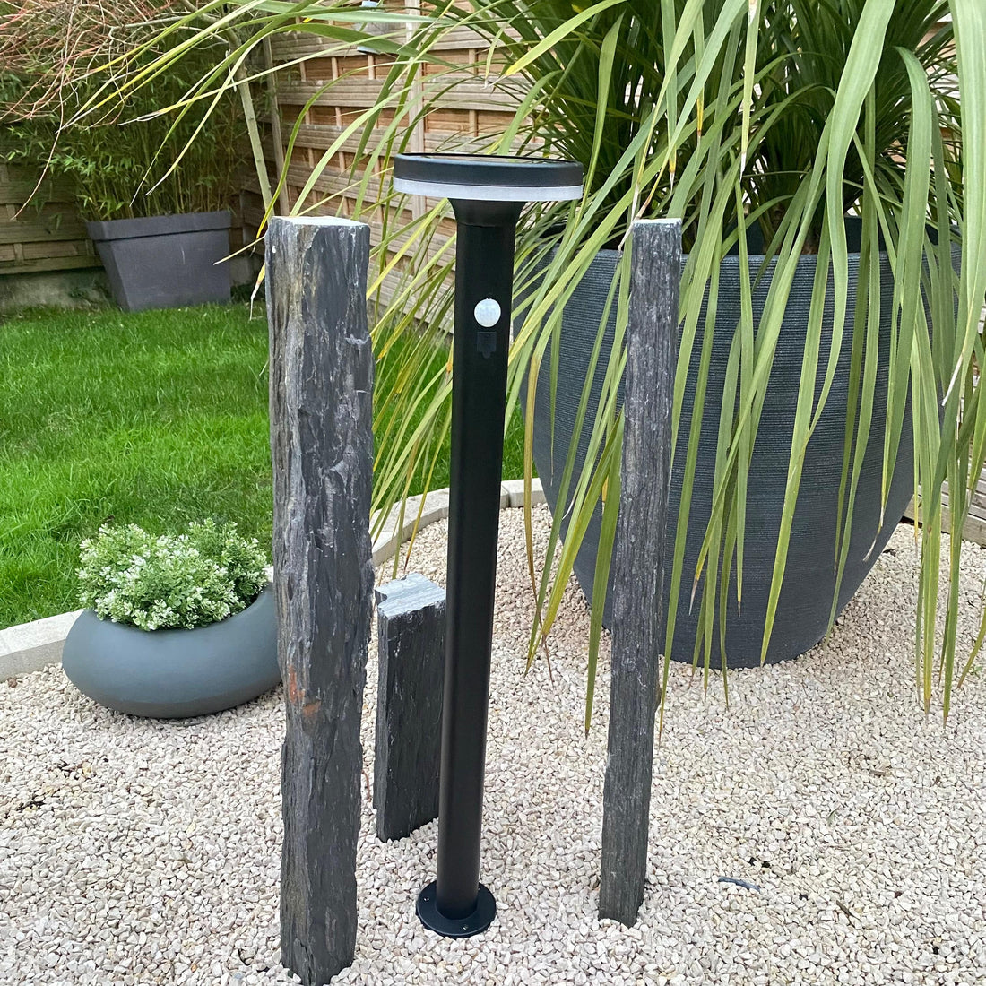 Borne solaire noire Living pour piscine - éclairage économique avec 3 modes et USB intégré_4