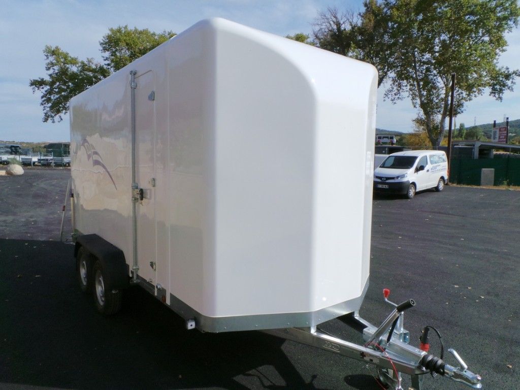 Remorque fourgon avec anneaux d'arrimage et renforts intérieurs