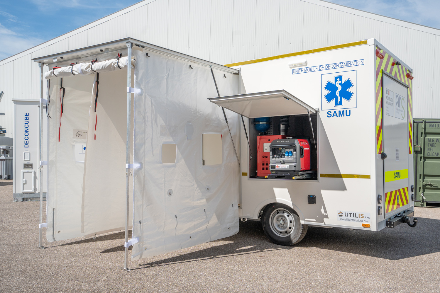 Véhicule de décontamination avec compartiment logistique et compartiment douche - Sur mesure - DECONROAD_4