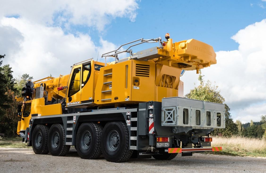 Grue automotrice Liebherr avec fléchette pliante double pour levage accru