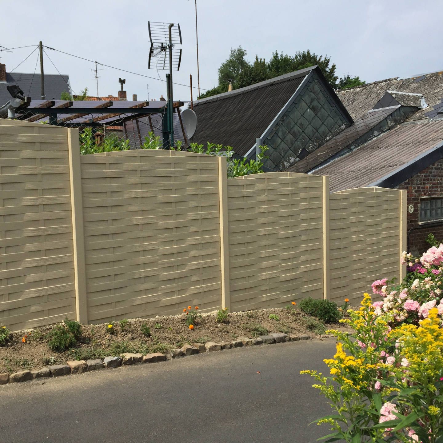 Clôture en béton esthétique avec piquets moulés imitation pierre