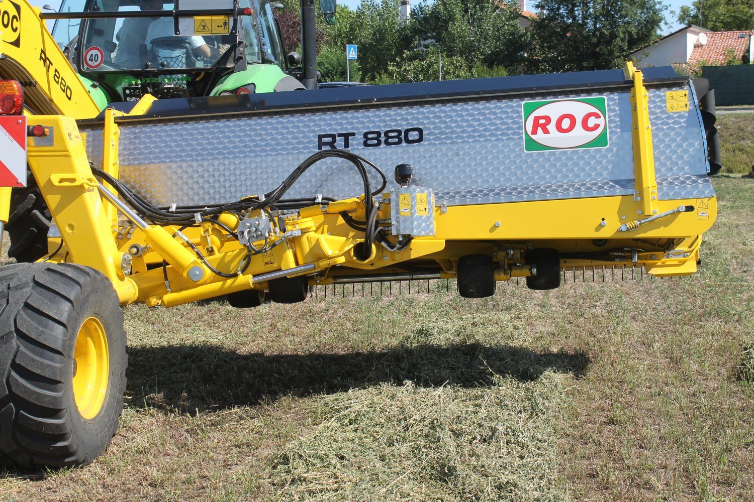 RT 880 - Andaineur à tapis - Roc SRL - 2 éléments avec largeur travail 8,85 m et largeur récolte 7,3 m_4