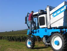 Tracteur agricole avec cadre ouvert pour dépose rapide du cueilloir