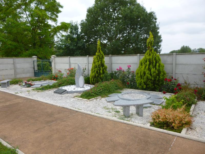 Sépultures enterrées - Marguerite - Granimond - Granit massif pour 3 urnes par famille_4