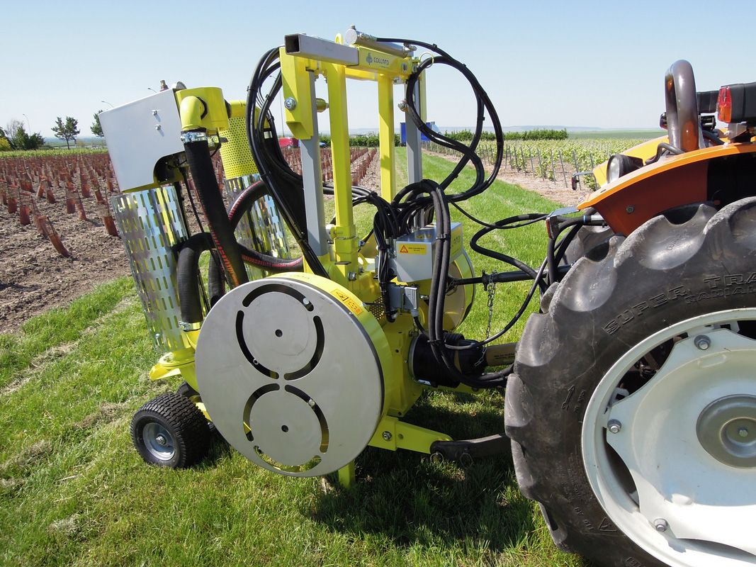 Effeuilleuse avec réglages d'écartement entre rangs et hauteur d'effeuillage