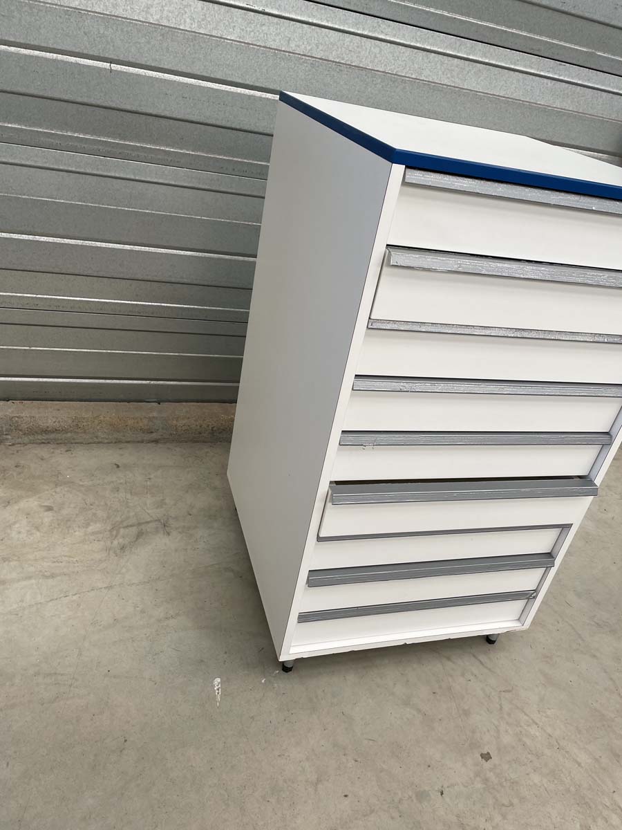 Meuble d'occasion de laboratoire avec 9 tiroirs - sur pieds métal - atex - P21091162_4