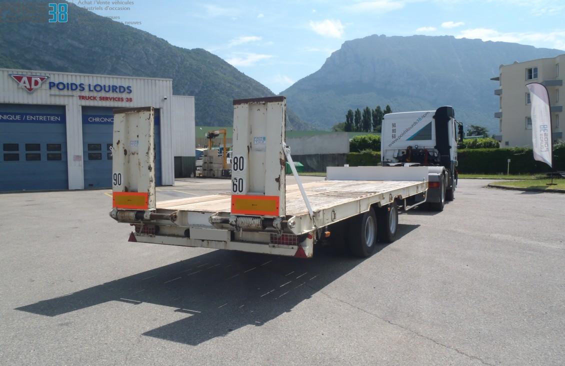 Plateau basculant équipé de rampes arrière réglables