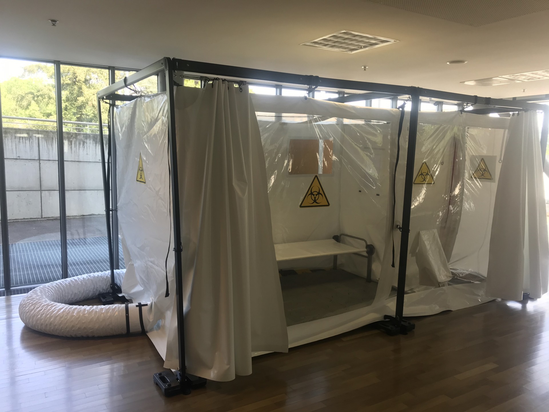 Dispositif déployable en moins de 15 minutes pour l'isolement des patients