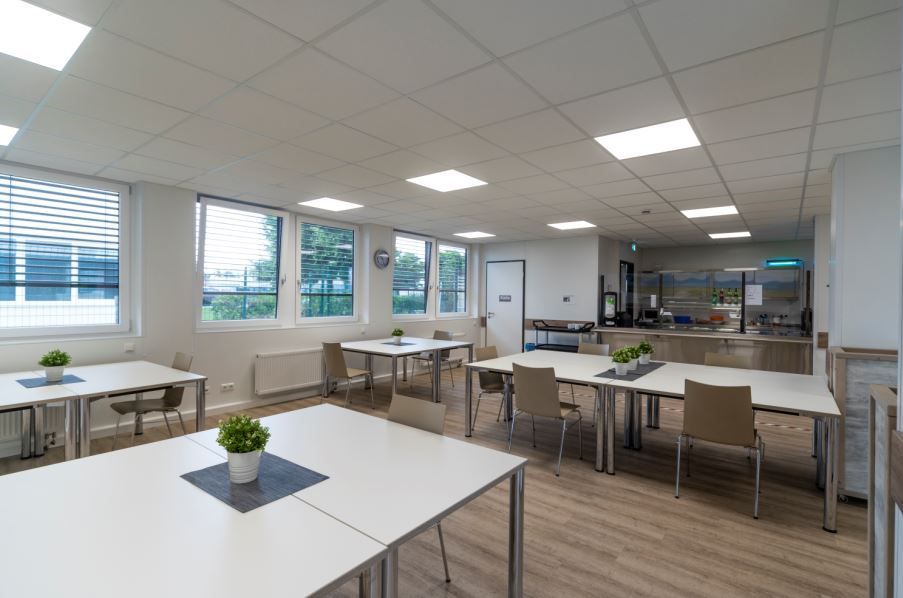 Cantine, réfectoire, vestiaire, sanitaires - Bâtiment modulaire ProContain - Conformes RE2020 avec confort thermique et acoustique_4