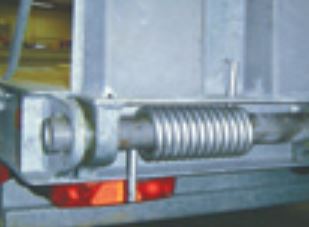 Remorque avec béquilles arrière pour chargement sécurisé