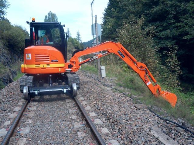 Engin rail-route avec flèche monobloc orientable