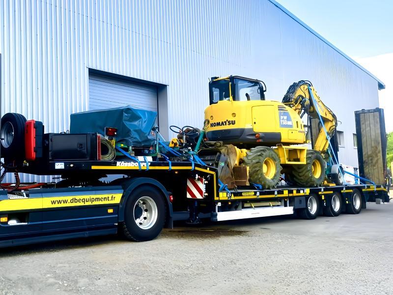 Remorque porte engins avec premier essieu relevable