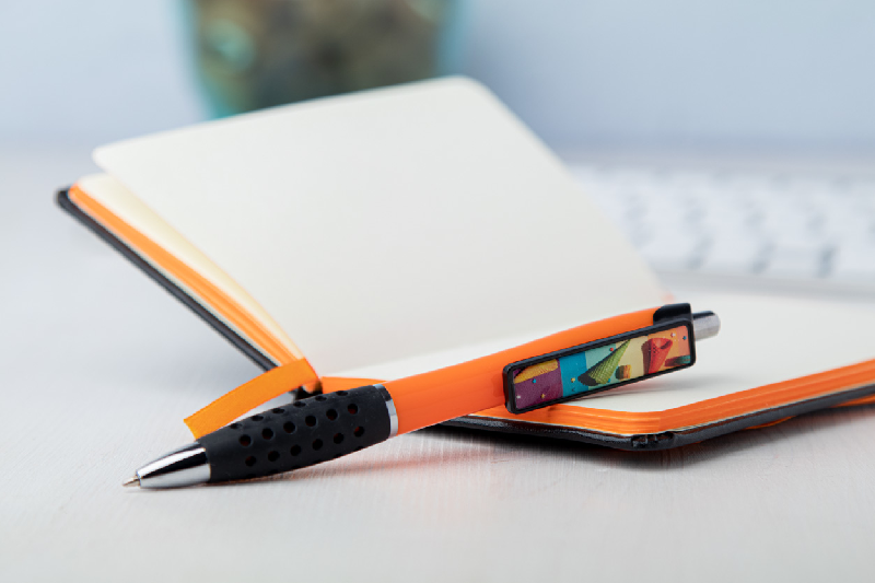 Stylo bille en plastique - grip caoutchouc - clip personnalisable en doming - encre bleue - couleur orange_4