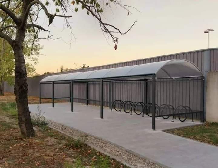 Abri 2 roues à toit en voûte polycarbonate alvéolaire cintré pour parkings, zones d'accueil ou abords de bâtiments - TRADI_4