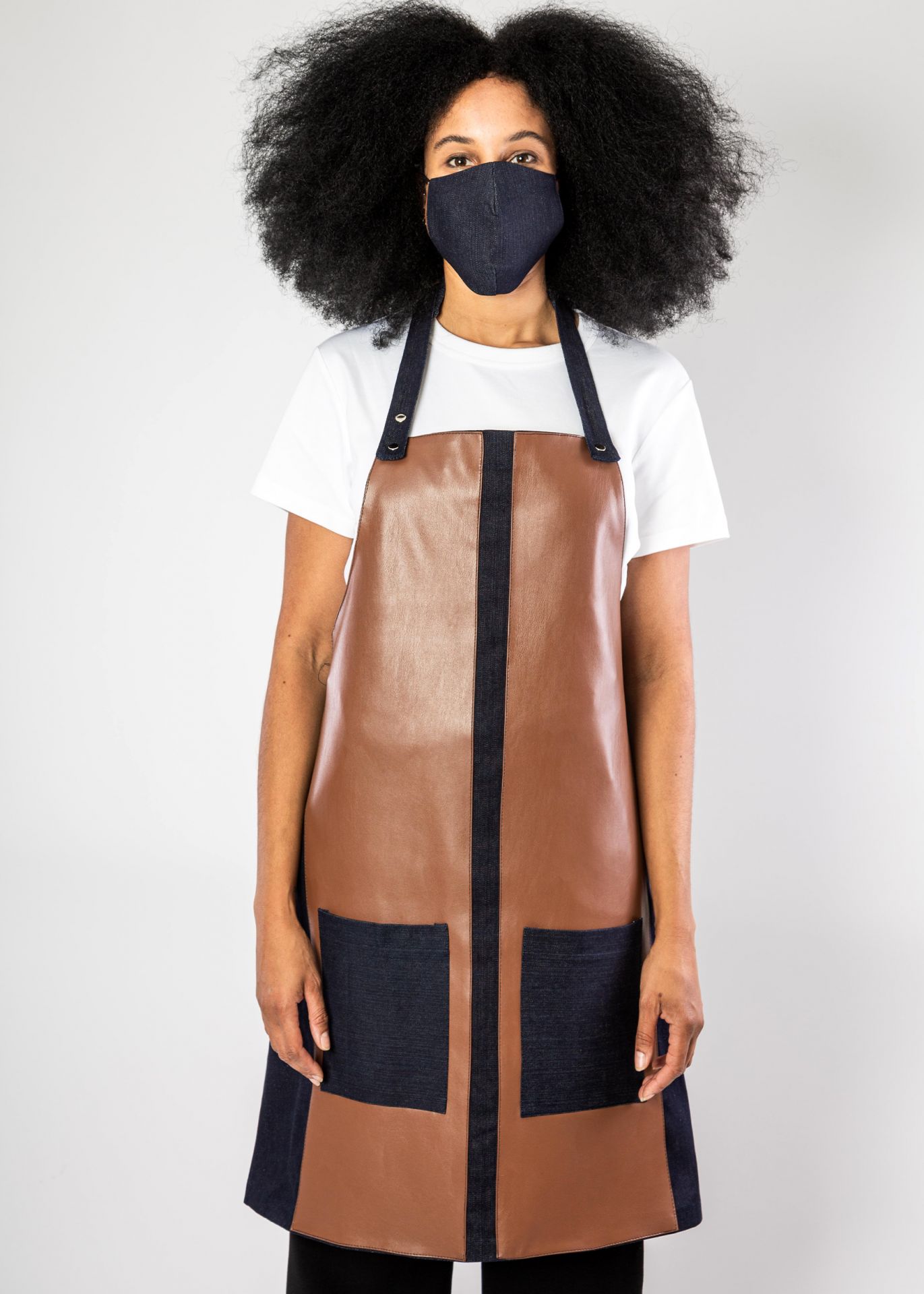 Tablier à bavette - modèle cannes en denim avec empiècement cuir ou simili-cuir - personnalisable et fabriqué en France_4