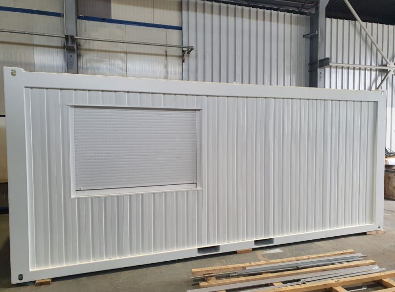 Module préfabriqué isolé avec panneaux en tôle d'acier profilé et intérieur en aggloméré