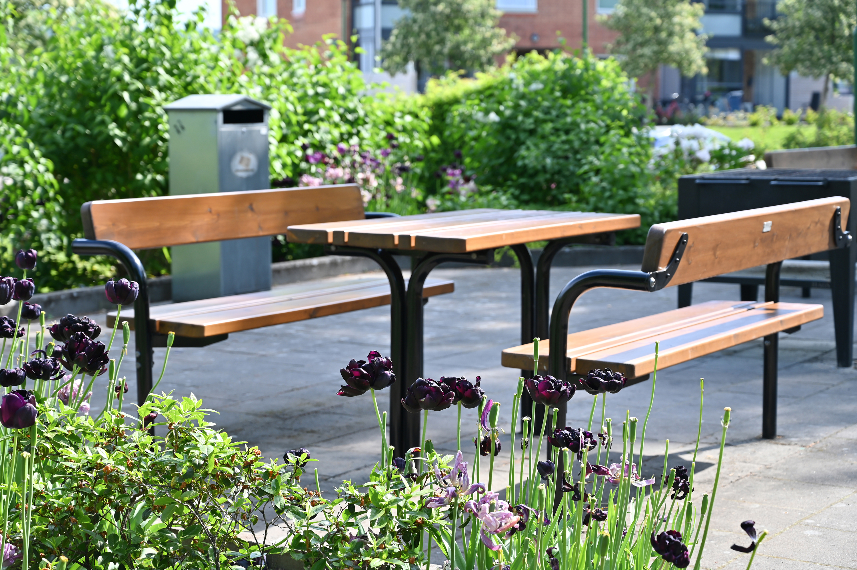 Table publique Rörkröken réf 8037006 - Hags - Brun/noir - Scellement béton_4