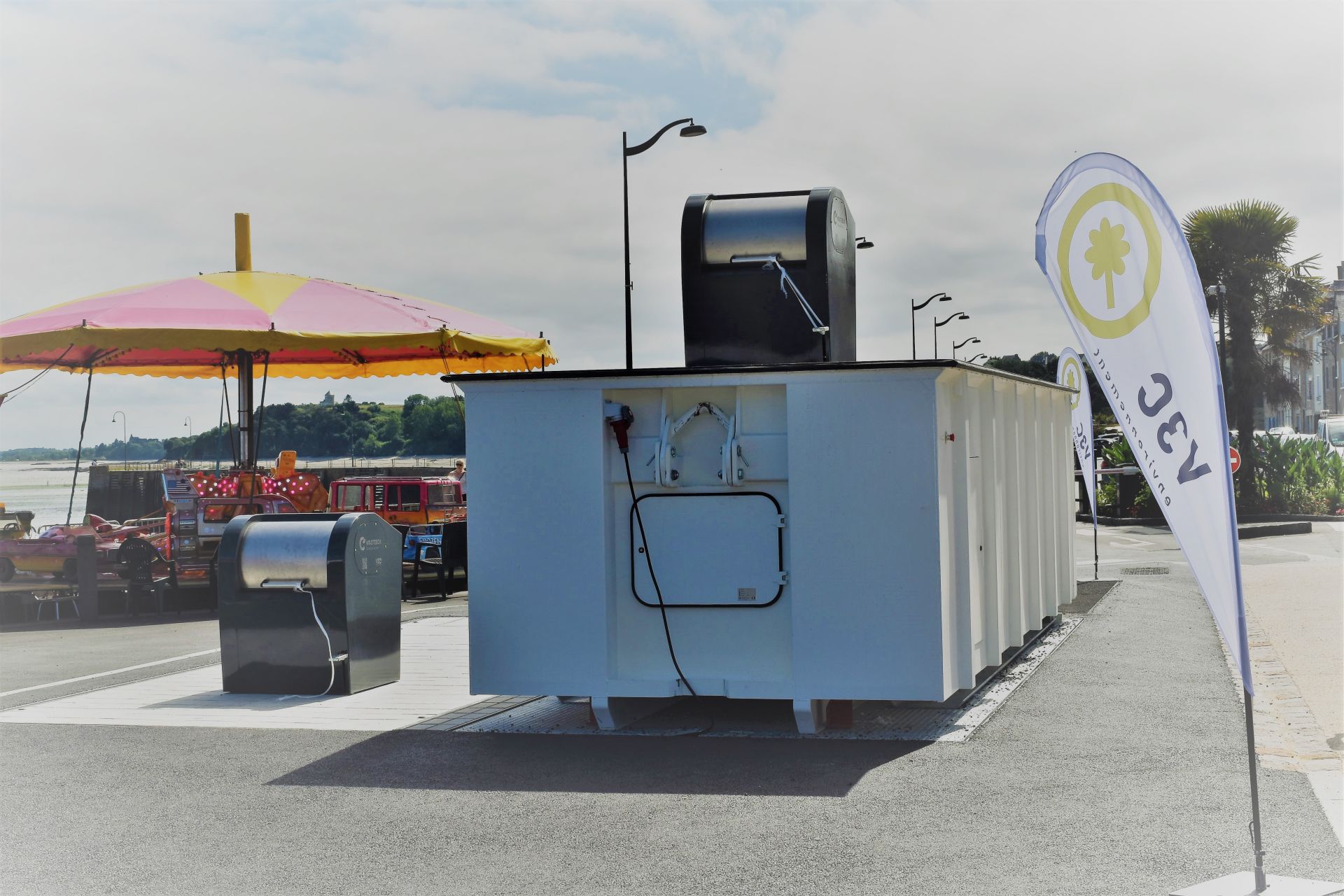 Système d'installation simplifié pour compacteur de déchets enterré