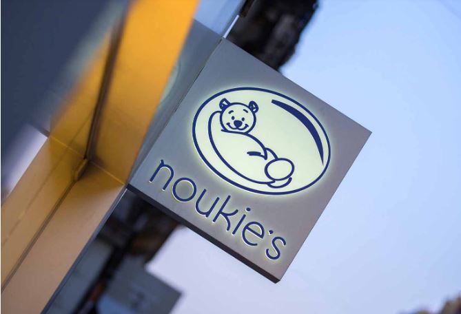 Enseigne lumineuse drapeau double face ultra-plate en plexiglas - Fabricant Enseina à Paris_4