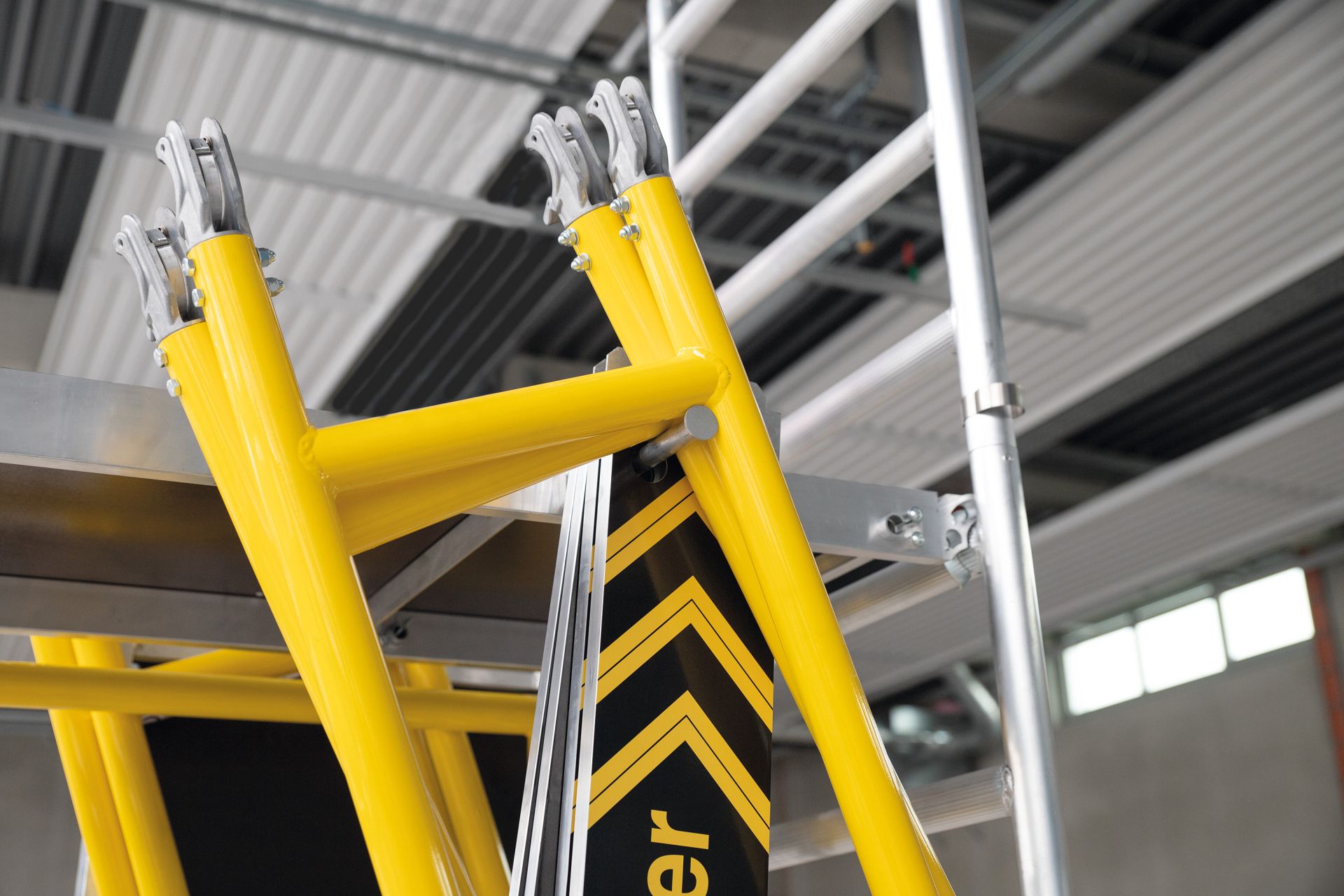 Échafaudage roulant idéal pour les espaces étroits ou les allées