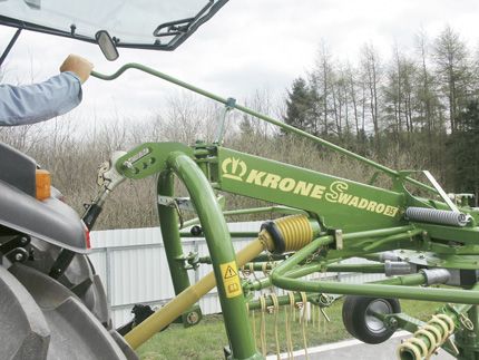 Andaineur Krone avec manivelle pour un réglage facile depuis le siège du tracteur