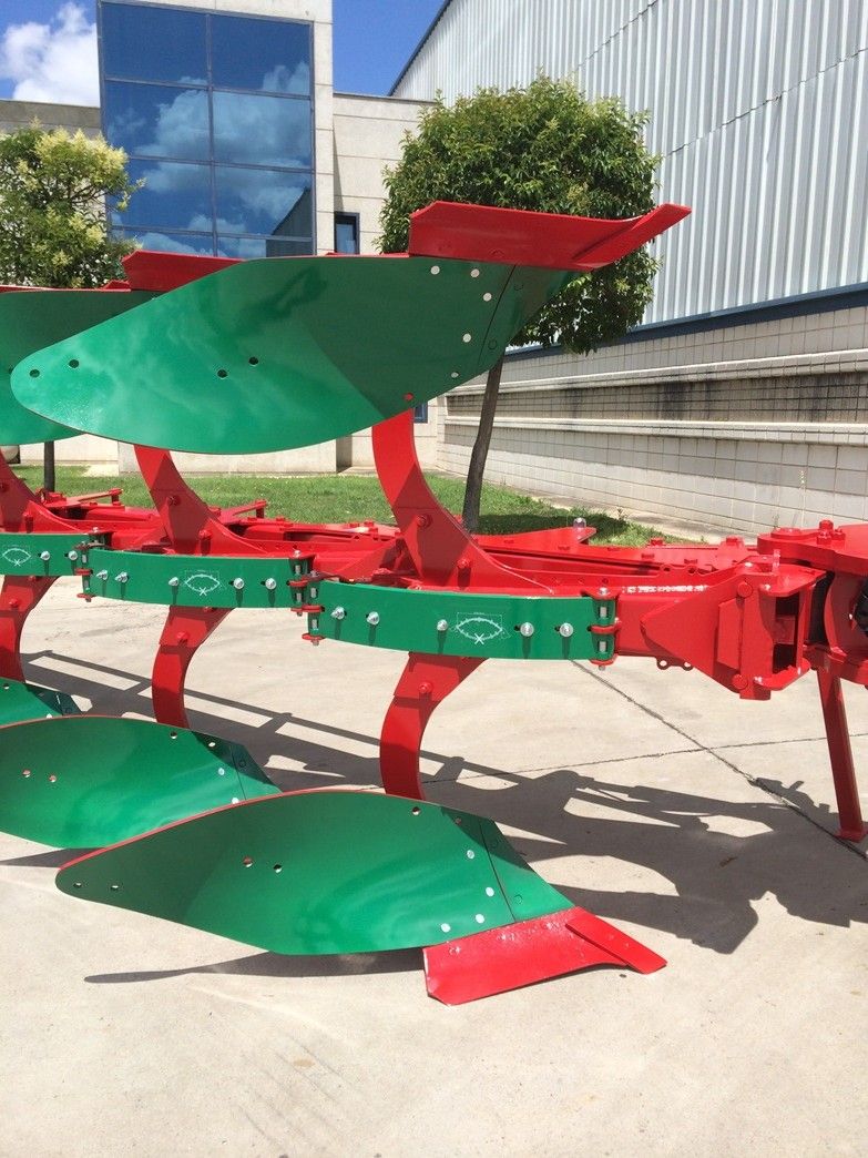 Charrue réversible ovlac avec largeur de travail réglable hydrauliquement