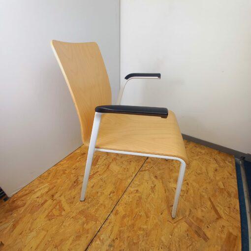 Chaise visiteur en bois d'occasion - Eastside - Empilable avec accoudoirs - 4 pieds - Style contemporain_4