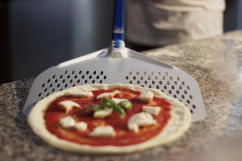 Pelle à pizza rectangulaire perforée aluminium 33x33 - Manche 120 cm - Gamme Azzurra | GI.METAL_4