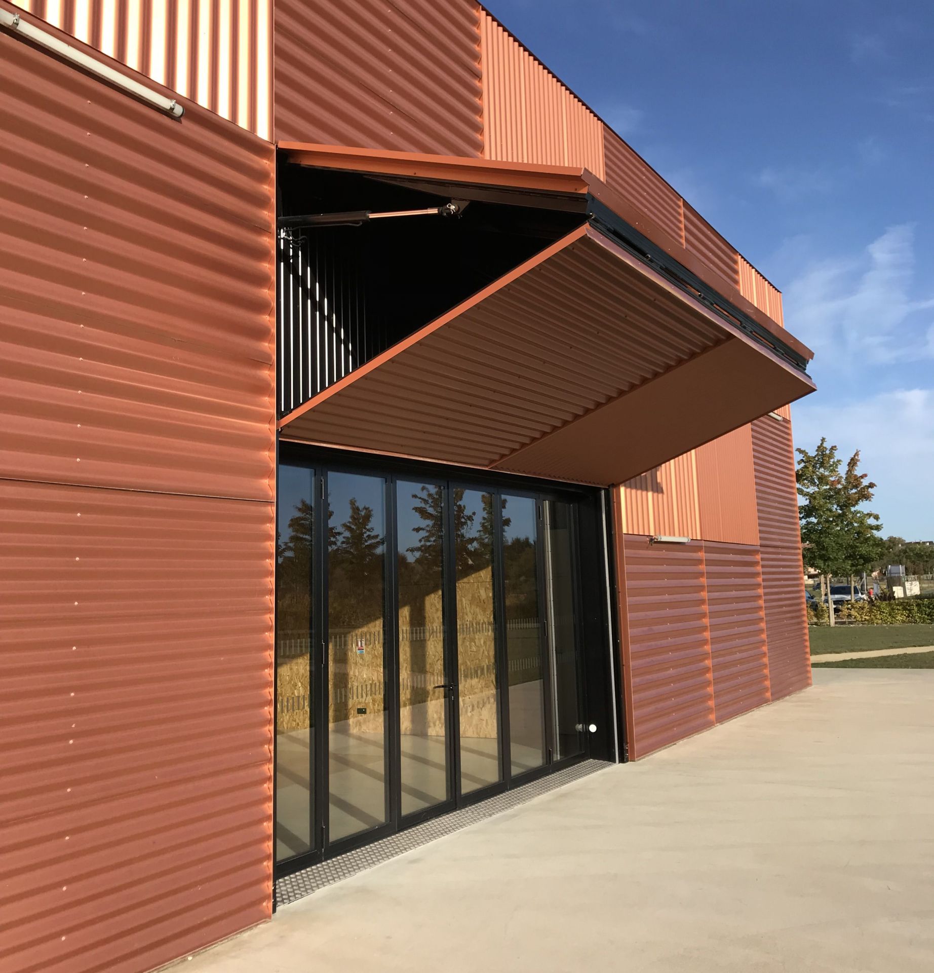 Porte basculante avec système hydraulique silencieux