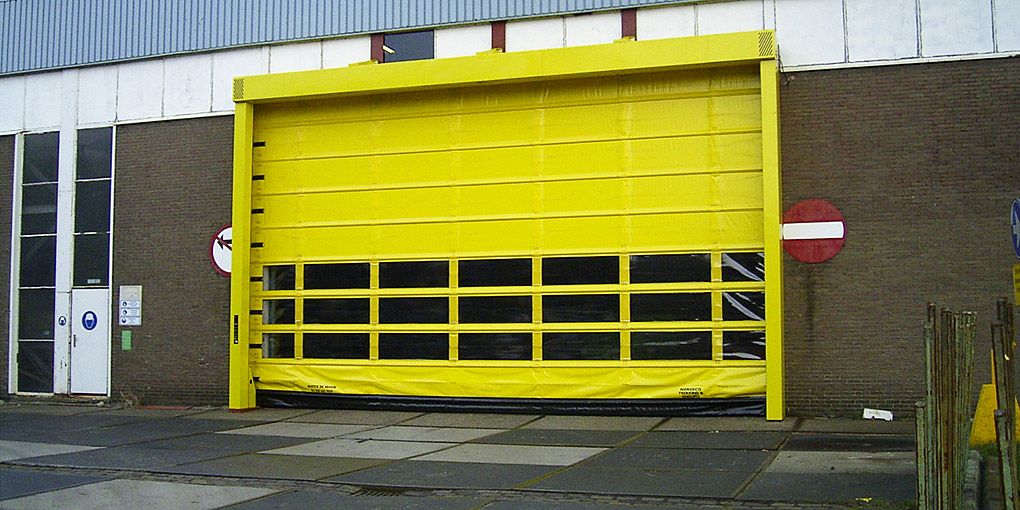 Porte isotherme et résistante pour usages industriels de grandes dimensions
