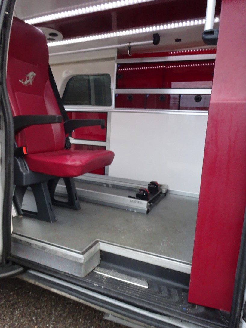 Ambulance Mercedes avec gyrophares et deux portes latérales