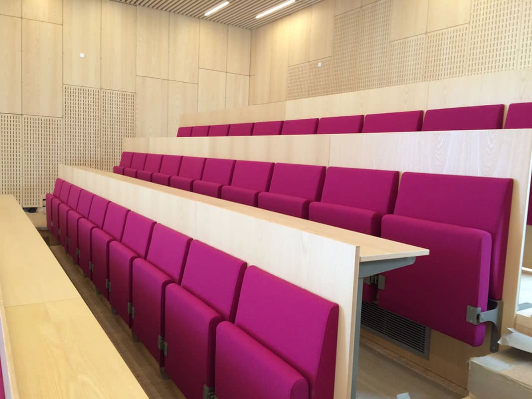 Chaise de salle de conférence et d'auditorium à gradins hauts - HLA-Wall - design Henning Larsen, avec options de tablettes et accoudoirs_4