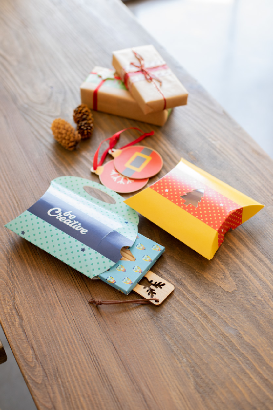 Boîte en forme de petit coussin - sur mesure en papier cartonné imprimé - fenêtre sapin de Noël_4