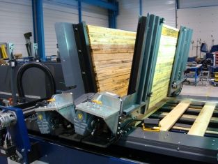 Jet pal vii cl machines pour palettes - sodeme - assemblage des planches supérieures et des traverses du plateau_4