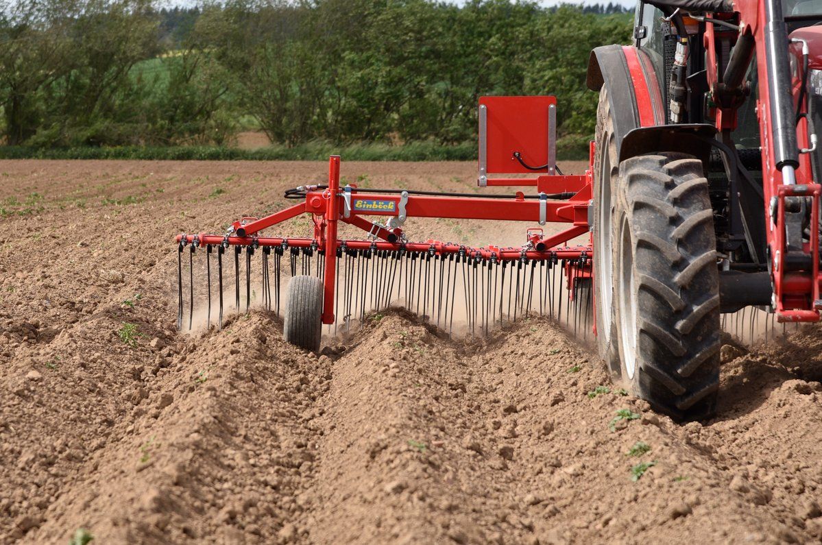 Herse agricole avec réglage précis de l'agressivité des dents