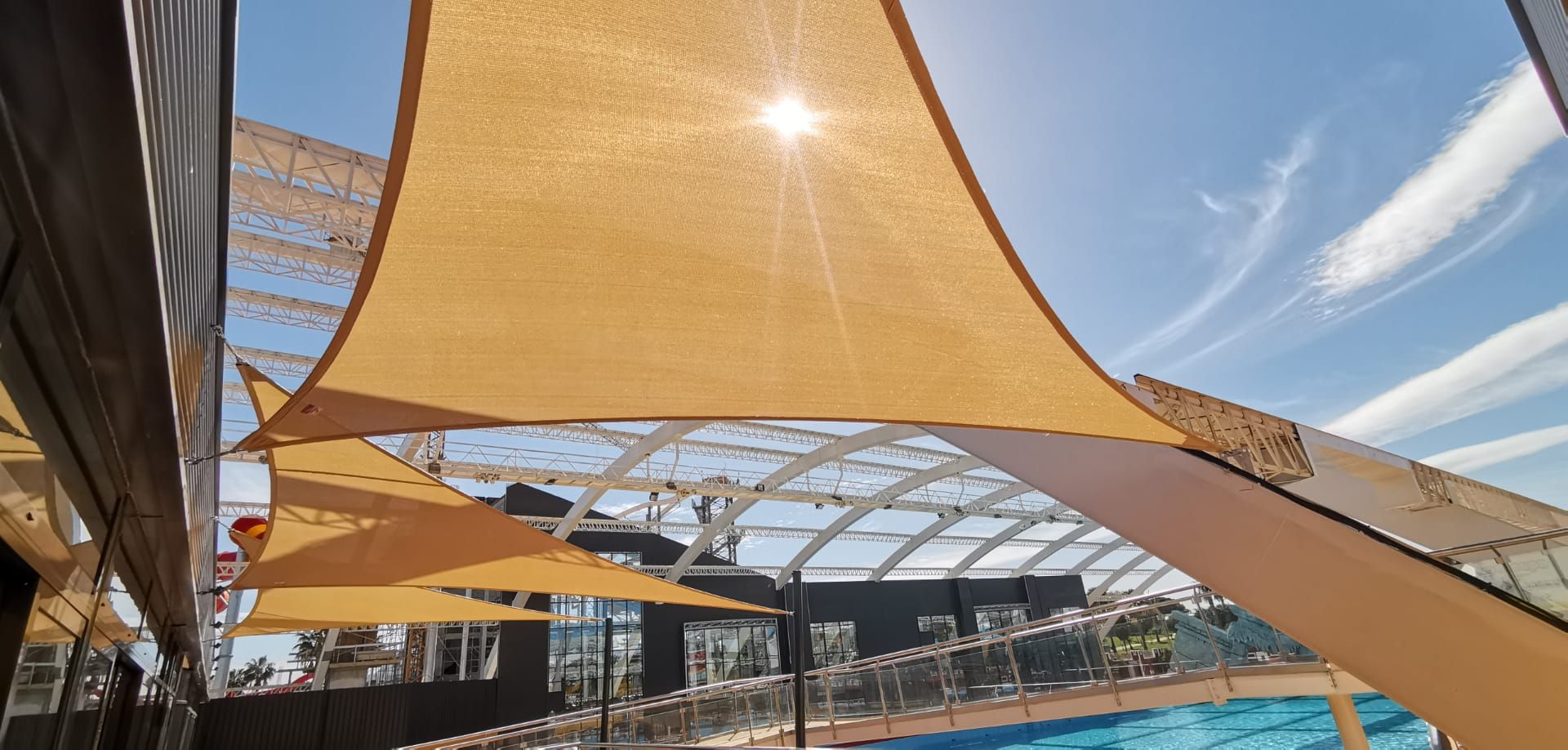 Abri d'aire de jeux conçu pour protéger, embellir et valoriser les espaces extérieurs des enfants - Koman Groupe_4