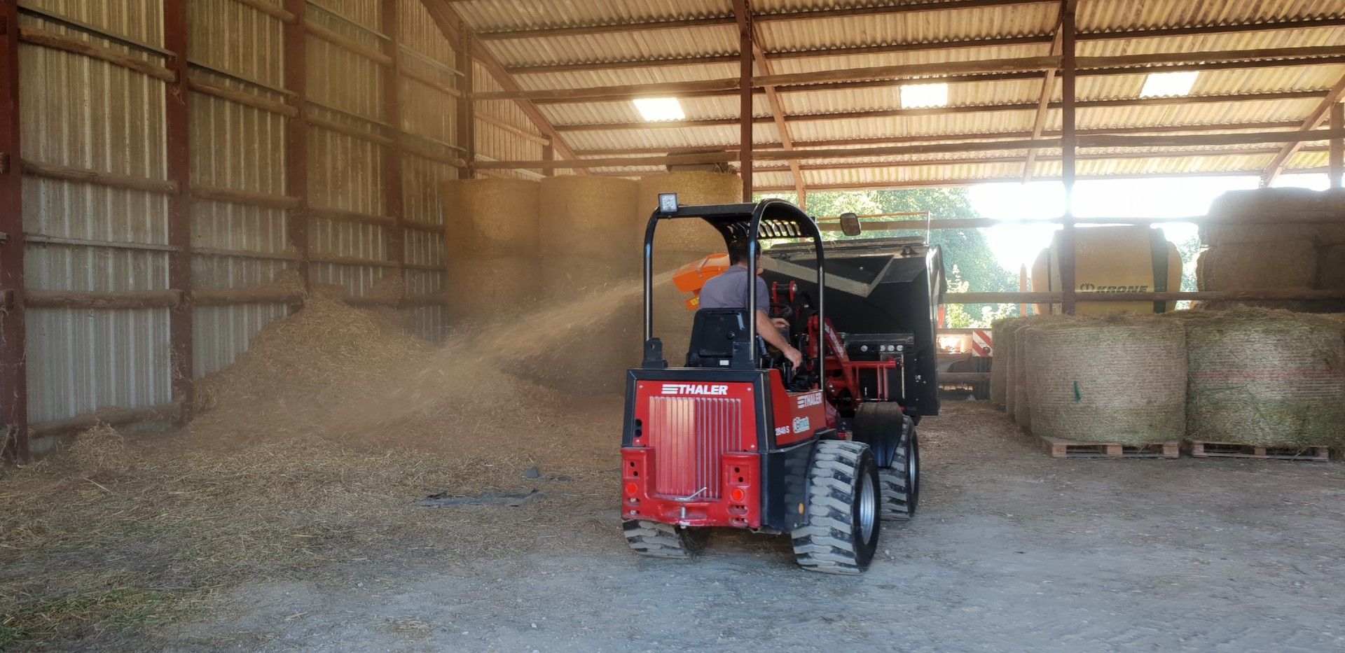 Pailleuse simple pour fermes avec valet de 2000 kg