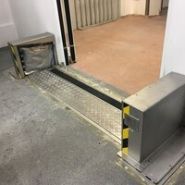 Barrière de rétention mobile adaptée aux portes d'accès et cellules de stockage