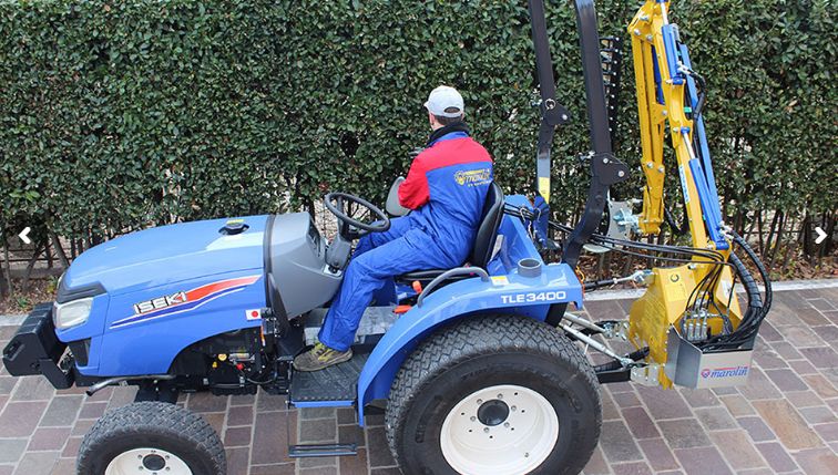 Débroussailleuse hydraulique avec rouleau postérieur réglable