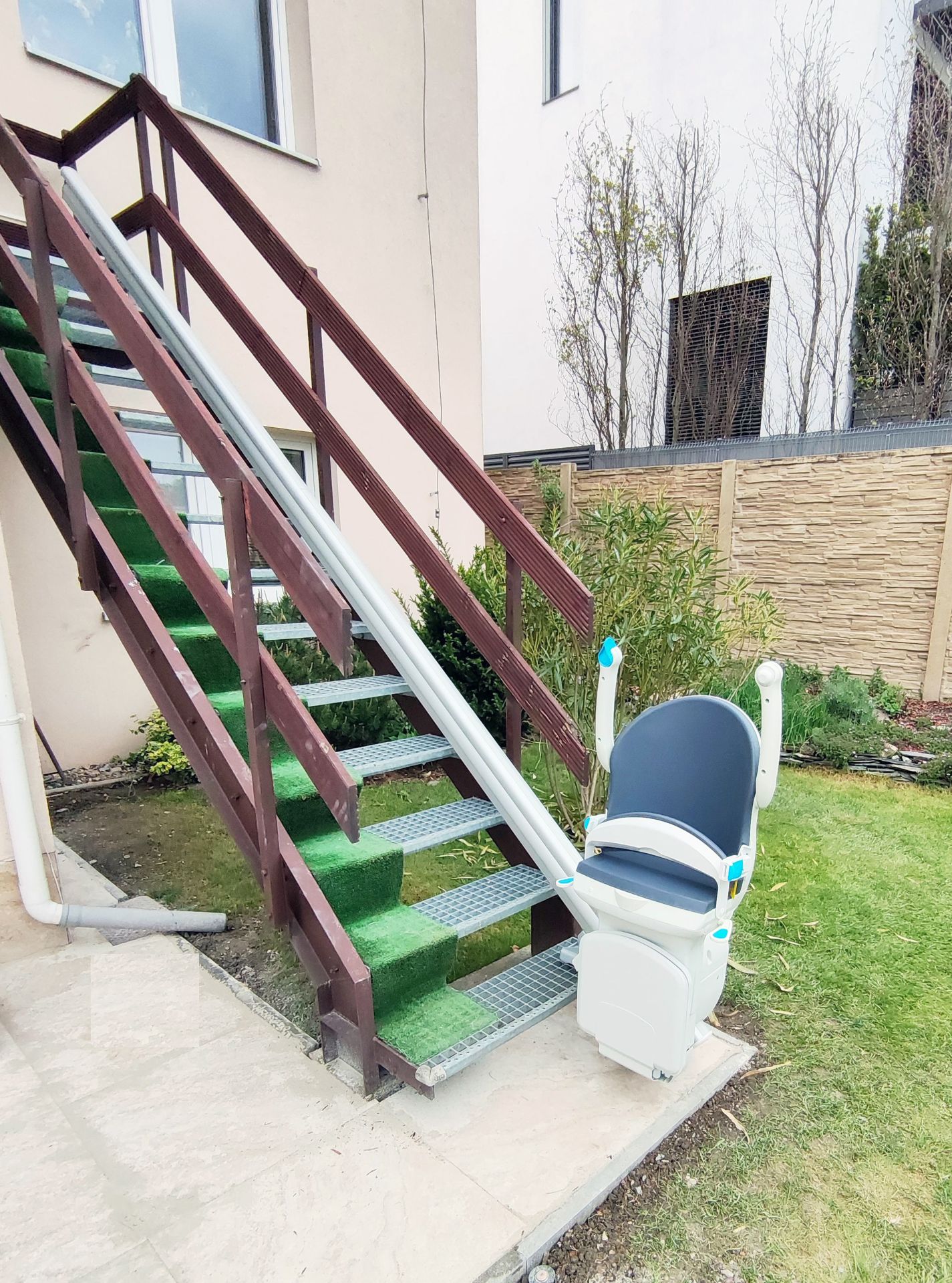 Monte escalier extérieur droit 1000 résistant aux intempéries_4