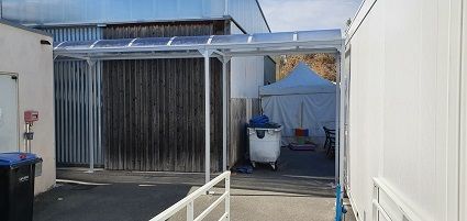 Abri piéton avec toiture PMMA plein de 4 mm