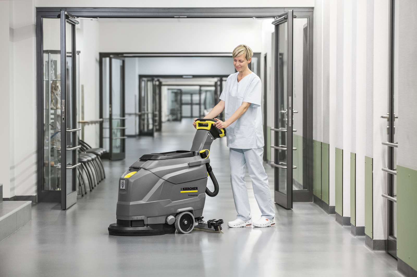 Autolaveuse accompagnée à batteries BD 43/25 C Bp - Compacte, maniable et silencieuse - Réservoir 25L - Largeur de travail 43cm_4