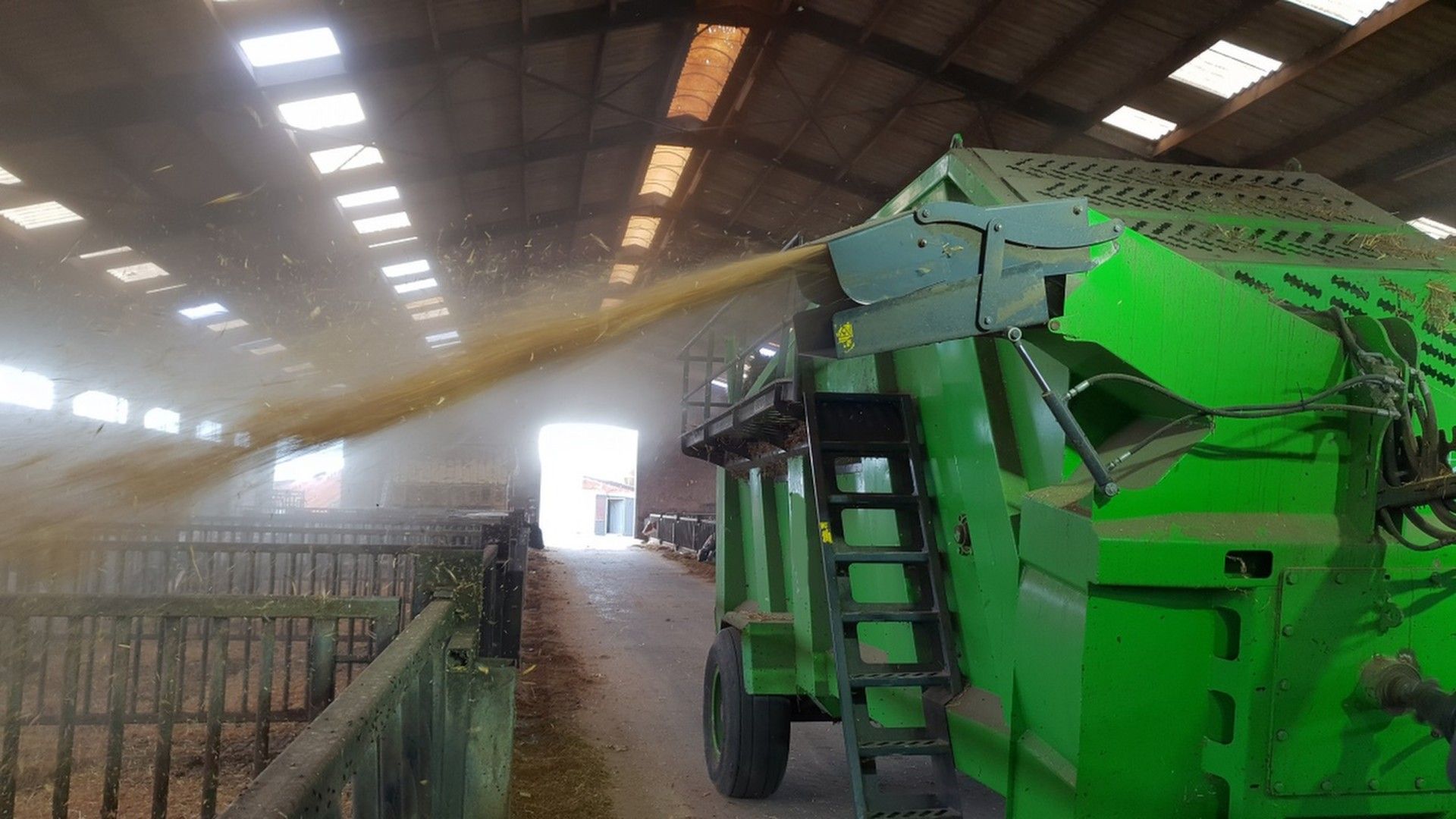 Bizon pailleuse remorque agricole - Juraccessoire - 4 bottes carrées de 90cm ou 5 de 70cm en 5 min - projection jusqu'à 18m_4