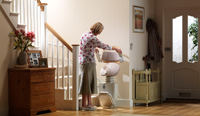 Fauteuil monte-escalier SADLER - Monte-charge pour escalier assis-debout ergonomique - Idéal en cas de raideur ou douleurs au genou_4