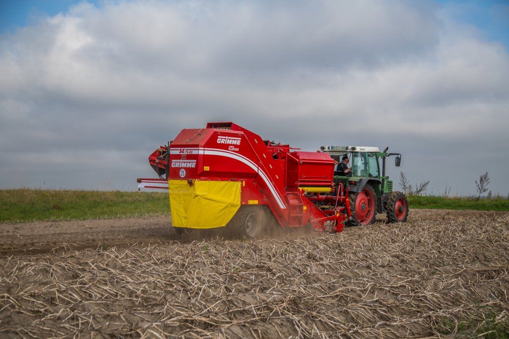 Arracheuse SE75-20 - Grimme France - largeur 3000 mm - capacité trémie 2000 kg - traitement doux et rendement élevé_4