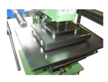 Machine de gaufrage à chaud pneumatique compacte et performante