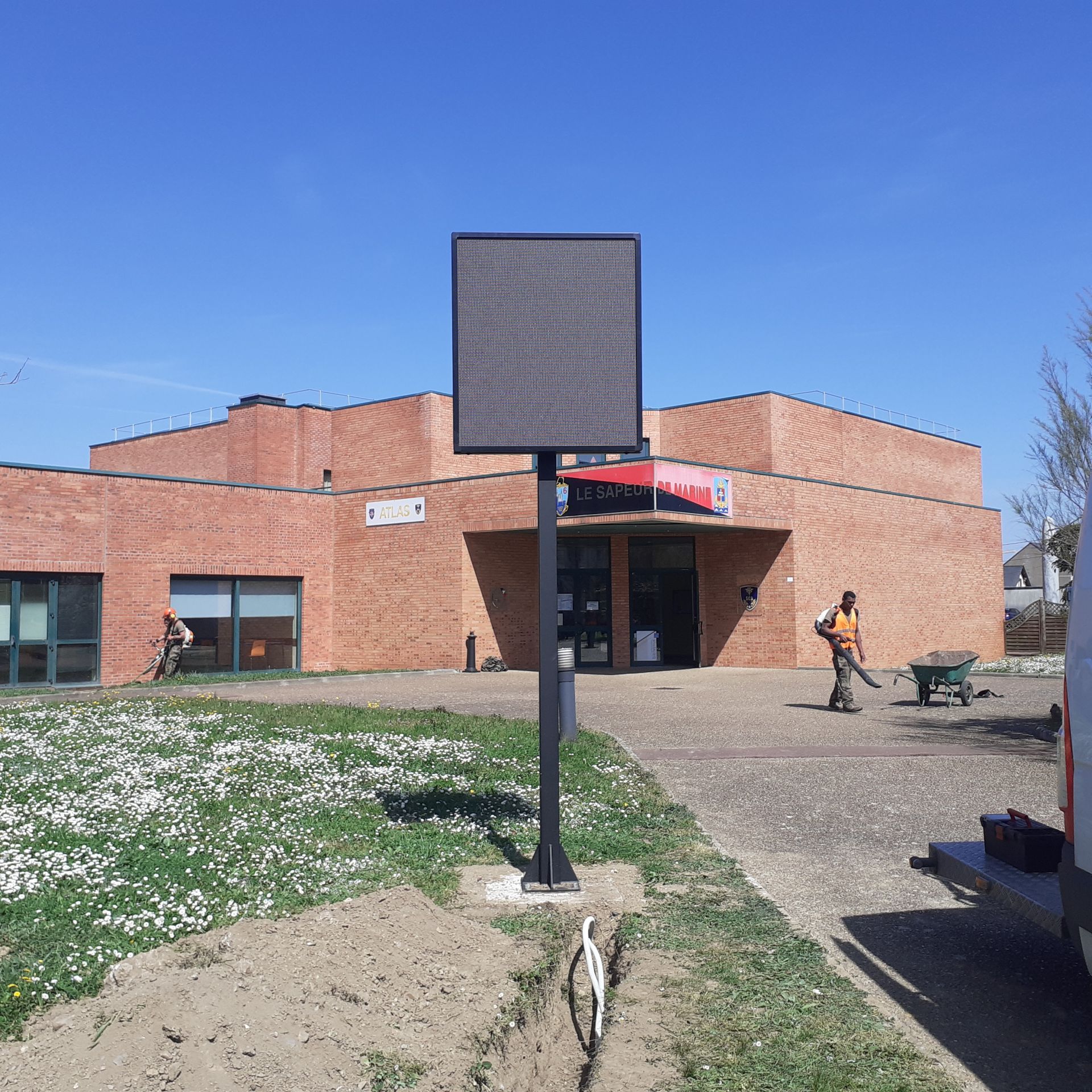 Panneau d'affichage lumineux LED FULL COLOR pour collectivité avec fixation murale ou sur mât_4