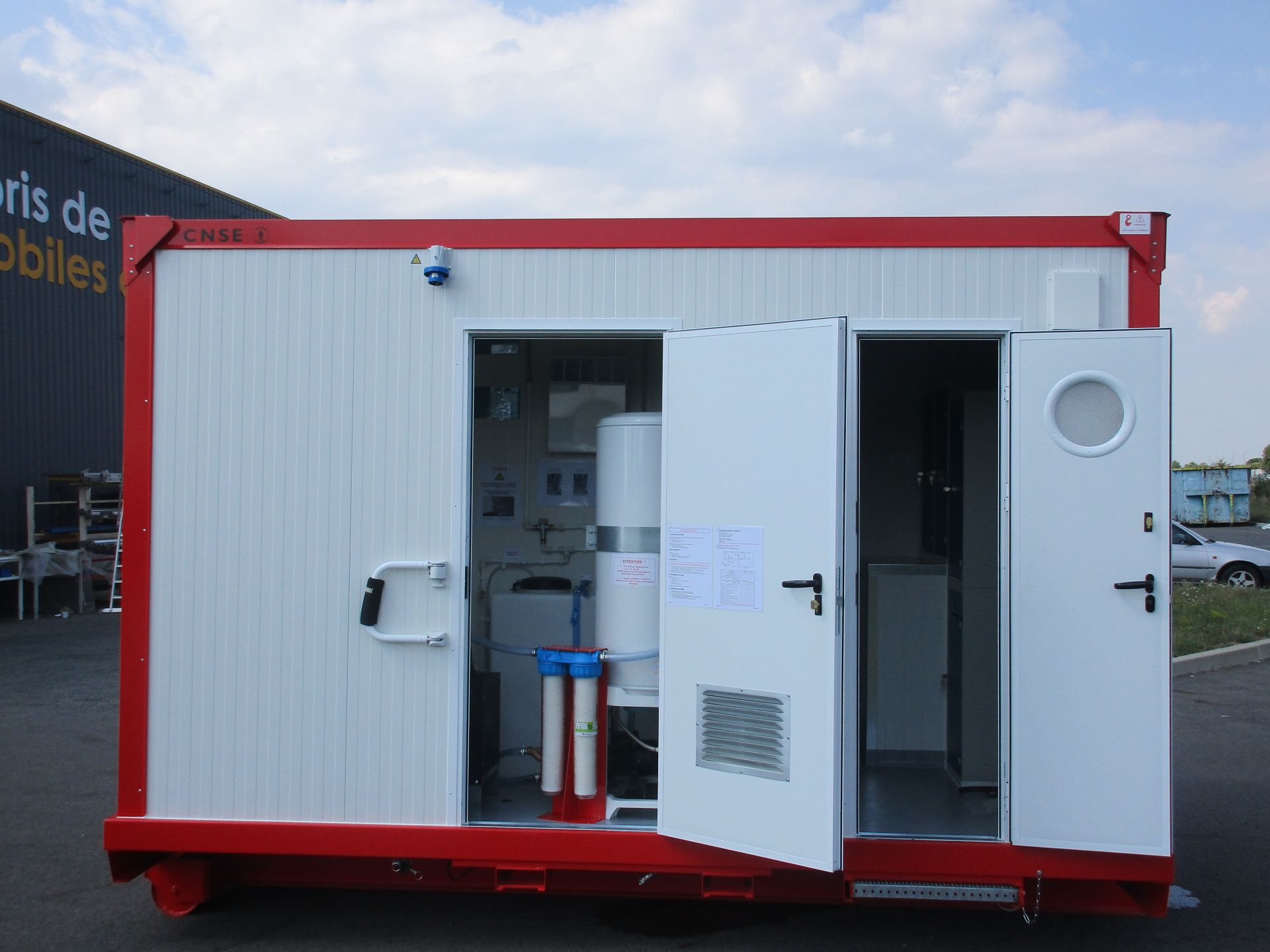 SAS mobile de décontamination avec réservoirs d'eau intégrés