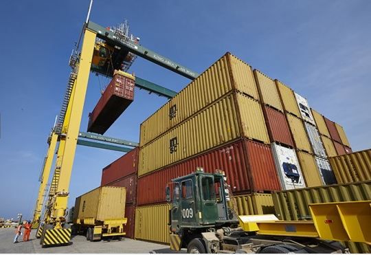 Grue portuaire - Liebherr - Portique de stockage sur pneus avec construction rigide et options de productivité_4