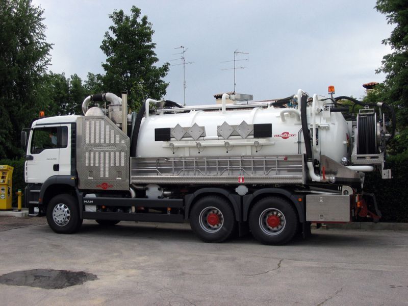 Combiné hydrocureur avec cloison déplaçable et insonorisation optionnelle des pompes